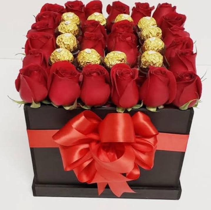 Caja de rosas con chocolates