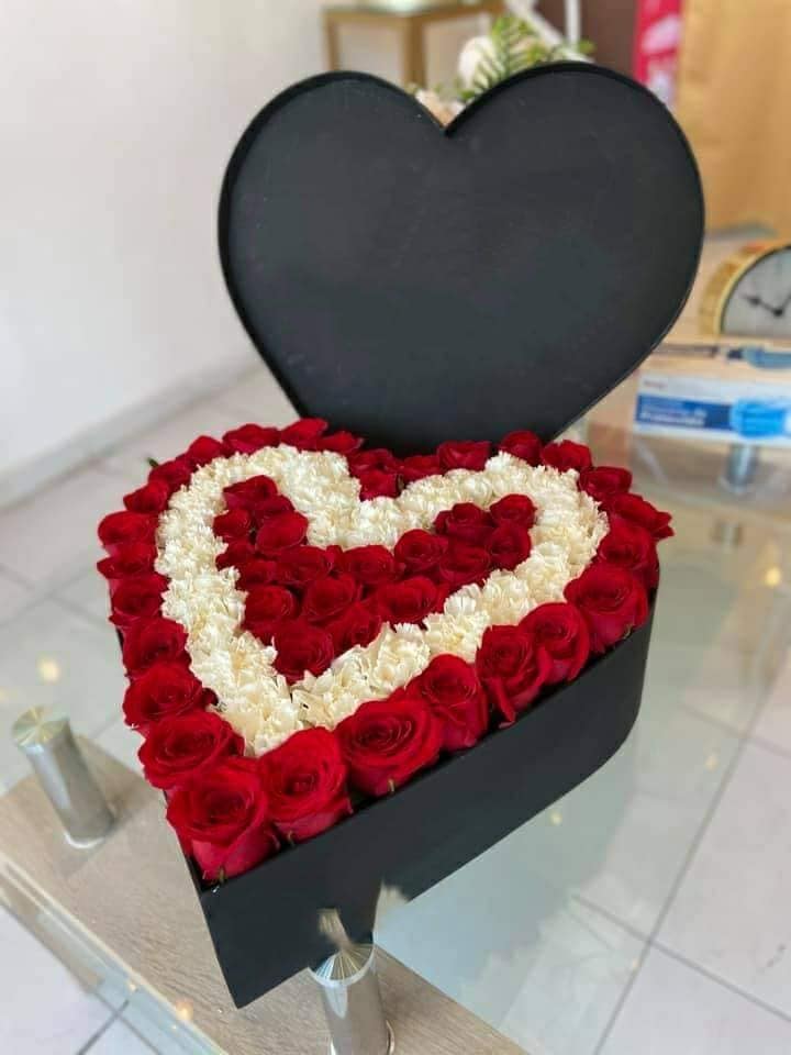 Caja corazón con rosas blancas y rojas