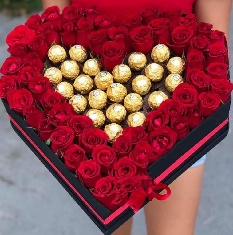 Caja corazón con rosas y chocolates